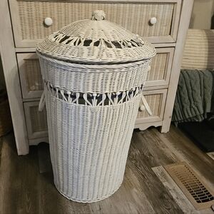 Vintage 80s WICKER LIDDED HAMPER Basket Domed Lid w Knob